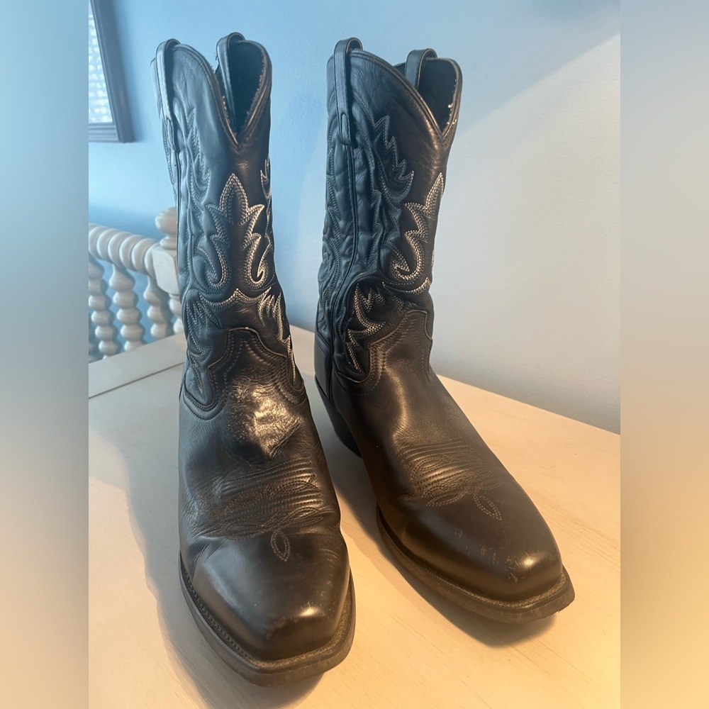 Vintage 13D Laredo black leather cowboy boots. Gently used.